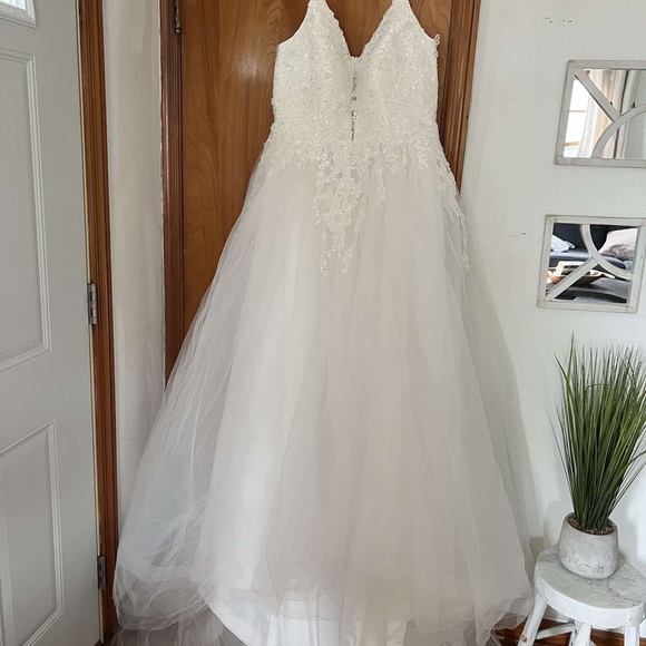 Wedding dress- never worn (other than pics) size XL! OPEN TO OFFERS - Picture 6 of 6